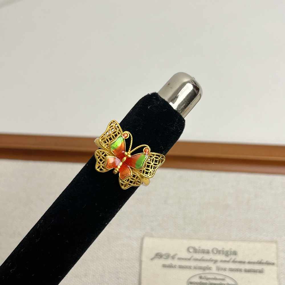 Funkelnder Ring für Damen, mit romantischem Flair gefertigt. Elegant und komfortabel, entworfen, um Ihren Charme zu unterstreichen. Ein dezentes und dennoch atemberaubendes Schmuckstück für Verabredungen._voghion.com