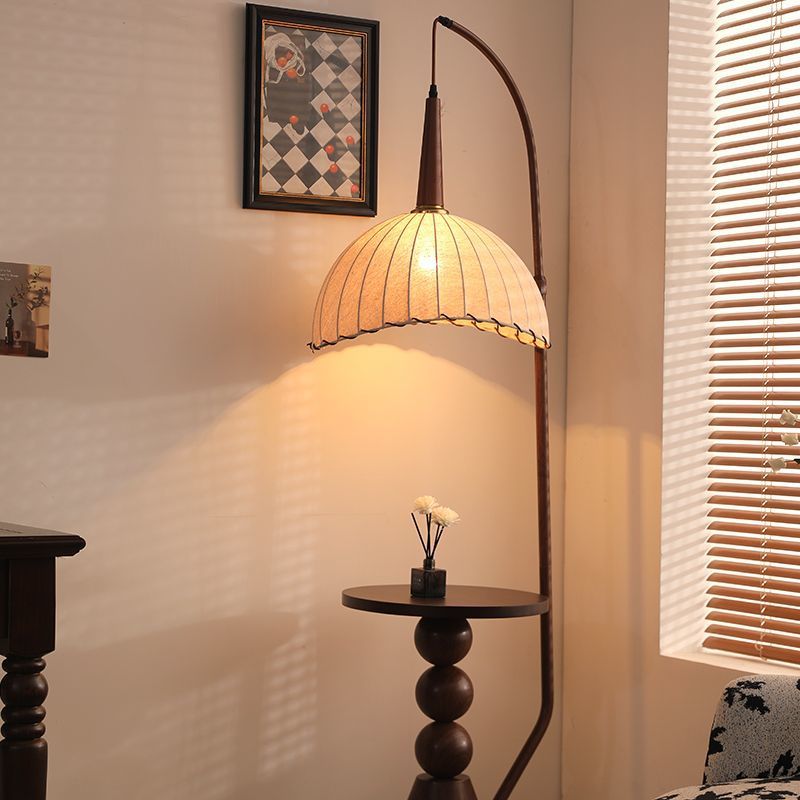 Luz de piso de estilo medieval al lado del sofá de la sala de estar, viento tranquilo, sensación de alto nivel de Zen, dormitorio, estudio, atmósfera, lámpara de cabecera