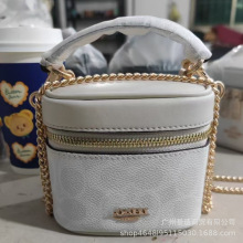 2025新款化妆包女手提水桶包洋气斜挎包时尚轻便小方包大牌平替