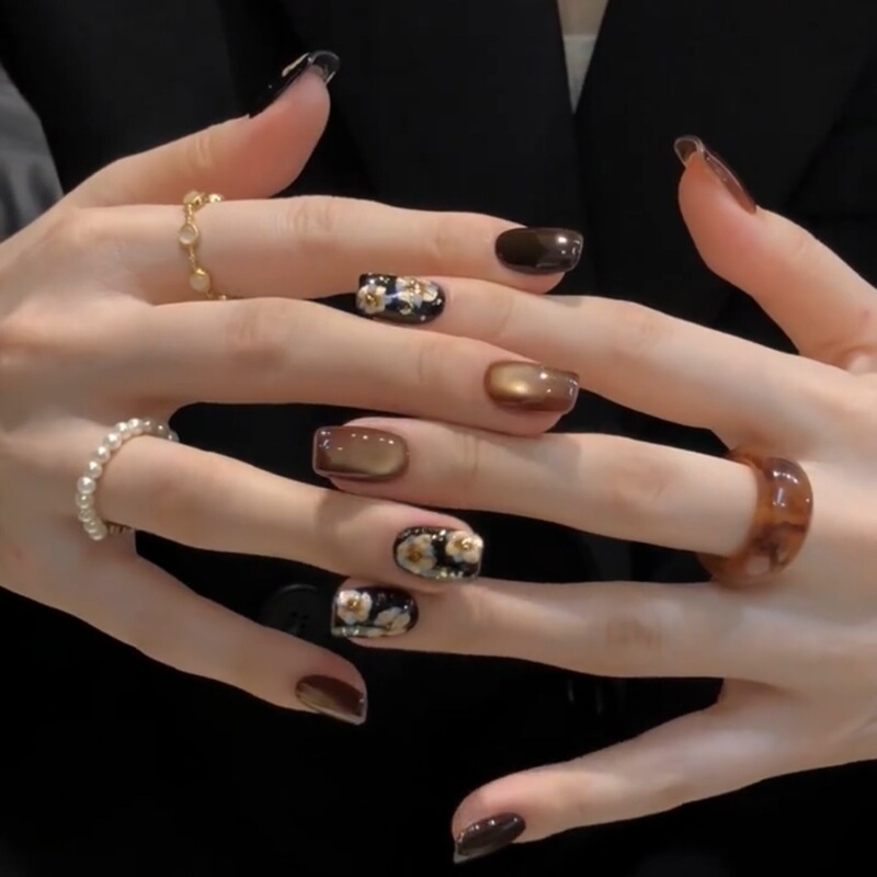 Cai Ta - [Blooming Flowers] New Autumn and Winter Retro Style, Elegant and Complexion-Enhancing Short Cat-Eye Nails, Ten-Piece Set, Pure Handmade Nail Art