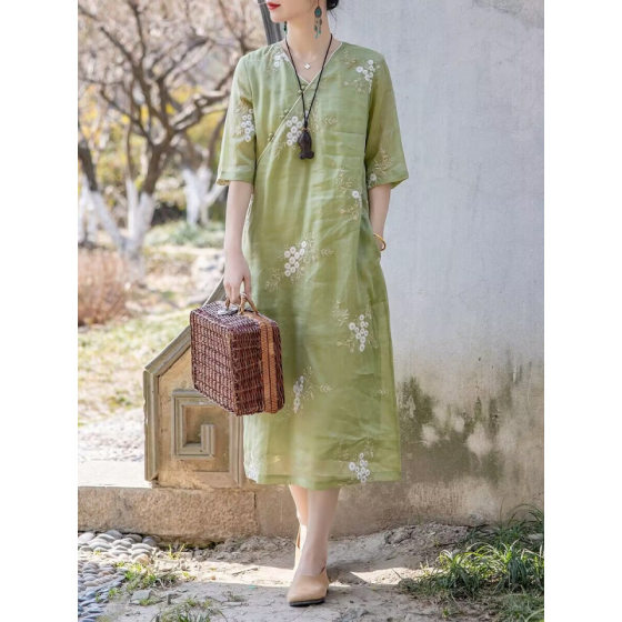 Loose plus size Slimming dress Women's 2025 Summer New Artistic Vintage Elegant V-neck Embroidered Improved Cheongsam