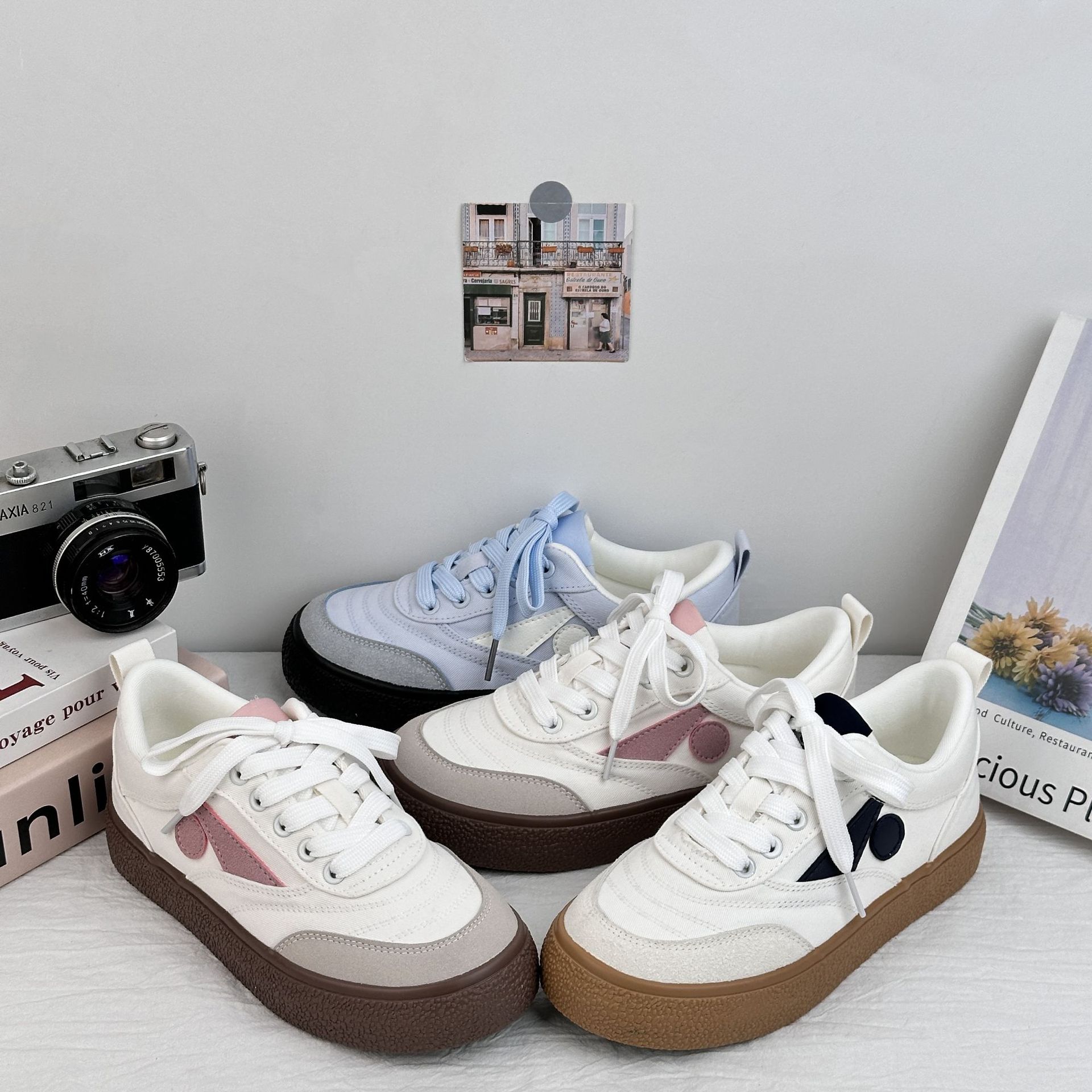 Zapatos de skate casuales de fondo grueso para mujeres 2025 nuevos estudiantes de verano zapatos blancos de nicho zapatos de lona