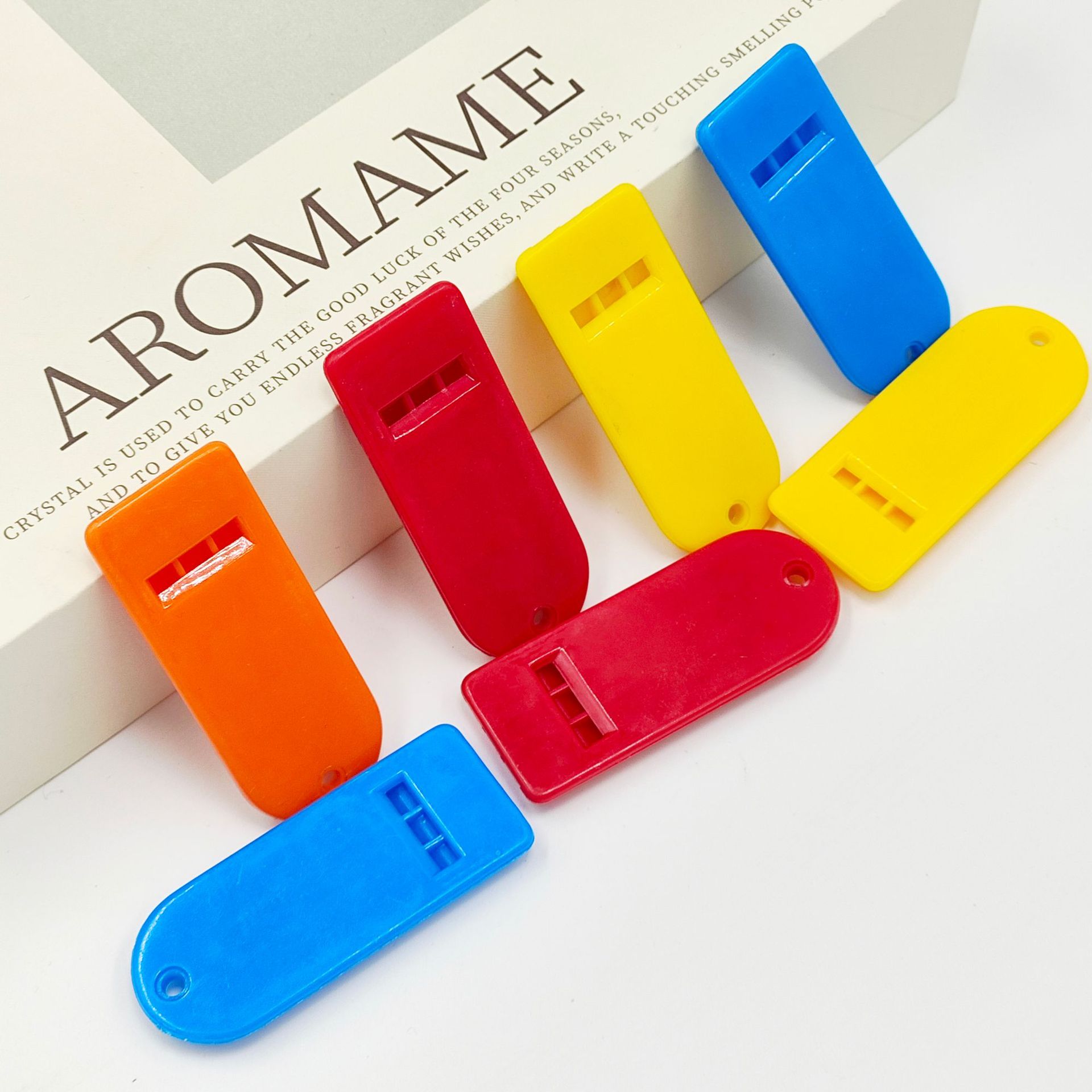 silbato plano de tres tonos para supervivencia al aire libre silbato especial entrenador de refuerzo cuerda atmósfera juguetes para niños al por mayor