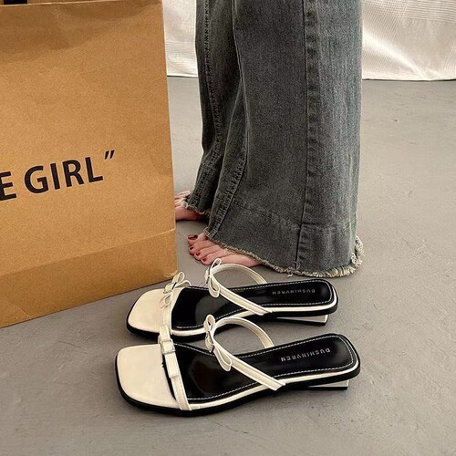 French beautiful temperament sandals for women in summer high-end fashion 2025 new style flat silver slippers