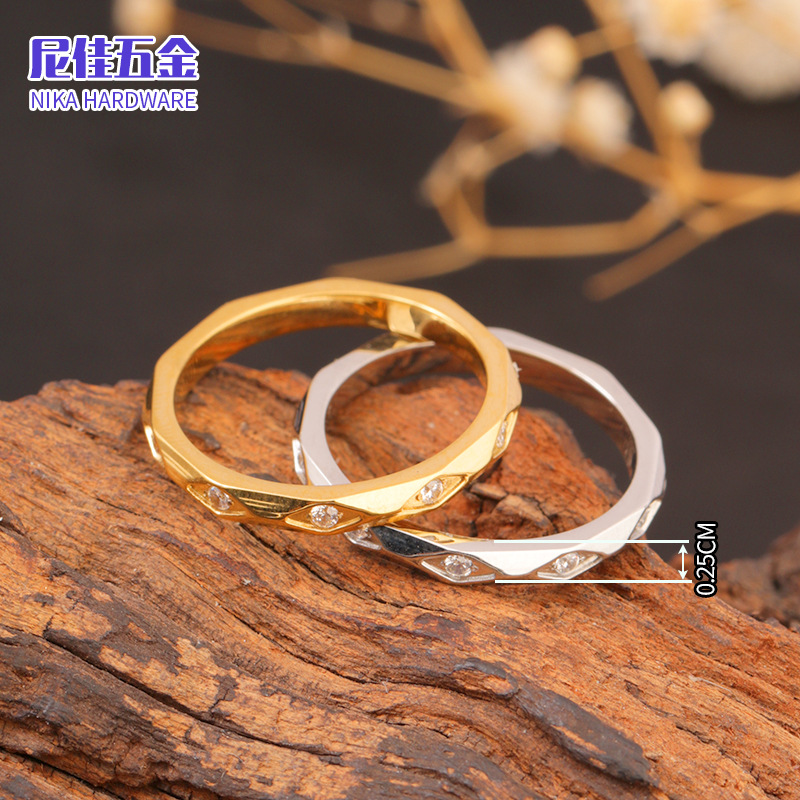 ステンレスの菱の紋様の狭い版は人工のジルコンの指輪を象眼します。