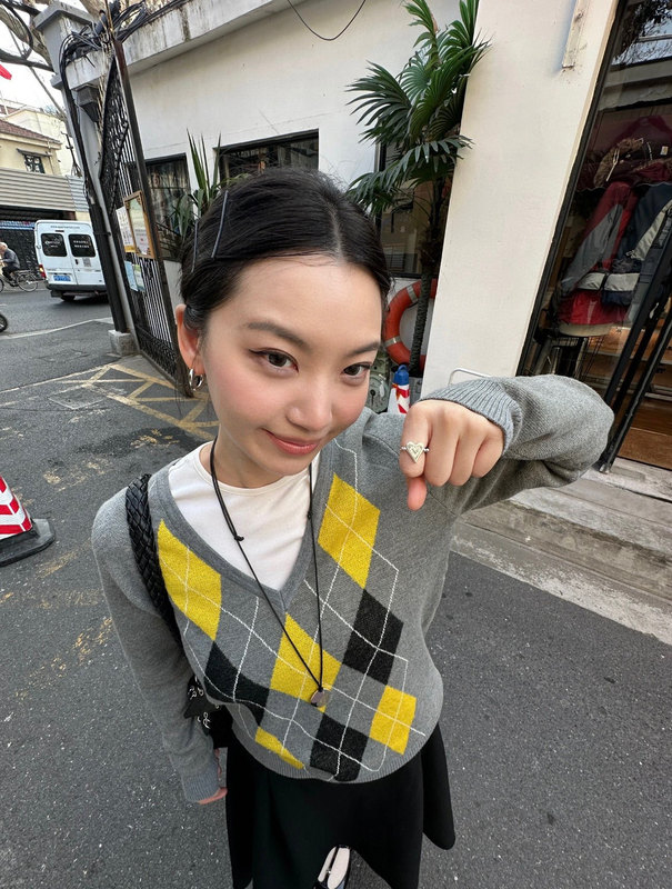 现货高品质MIU系韩版设计学院风撞色菱格V领针织衫套头毛衣代发|undefined