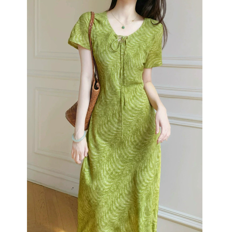 2026 Summer New French-Style Diagonal-Cut Green Dress with Waist-Cinching Design, Elegant Print, and Long Wave Pattern Dress 2026 Summer New French-Style Diagonal-Cut Green Dress with Waist-Cinching Design, Elegant Print, and Long Wave Pattern Dress