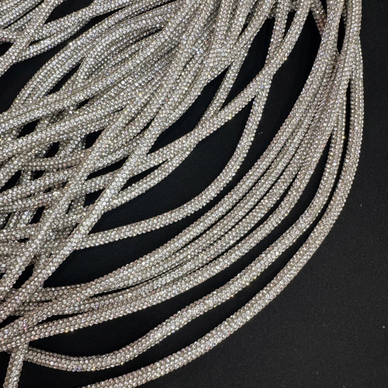 흰색 원형 튜브 라인석