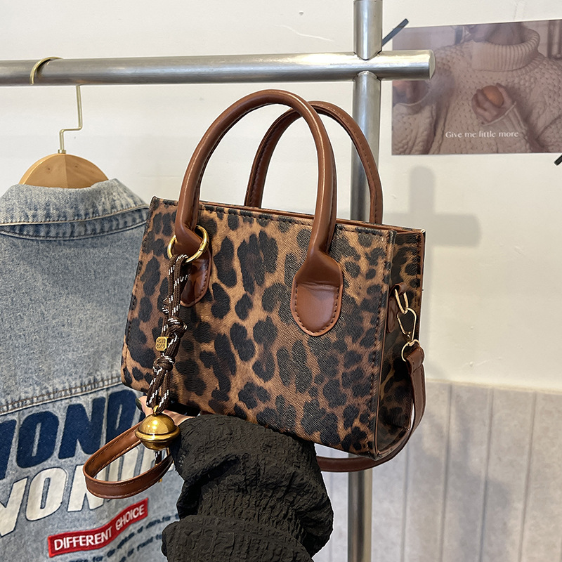 Bolsos de mujer portátiles populares 2022 nuevo bolso de hombro rombo de moda primavera simple bolso cuadrado pequeño