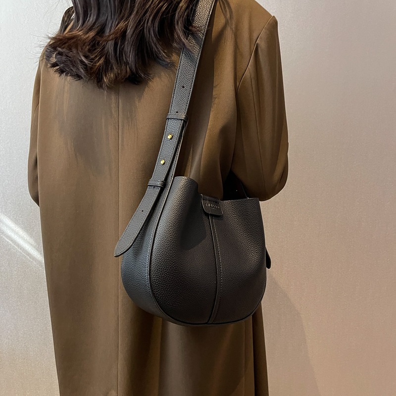 2024 New Large Capacity One Shoulder Bucket Bag Casual Simple Crossbody Bag Personalized Versatile Commuter Women's Bag_voghion.com