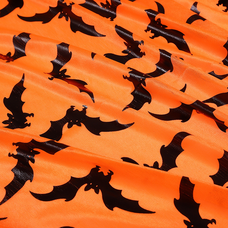 現物のオレンジ色の黒いコウモリは金布のハロウィンの舞台にアイロンをかけます。|undefined