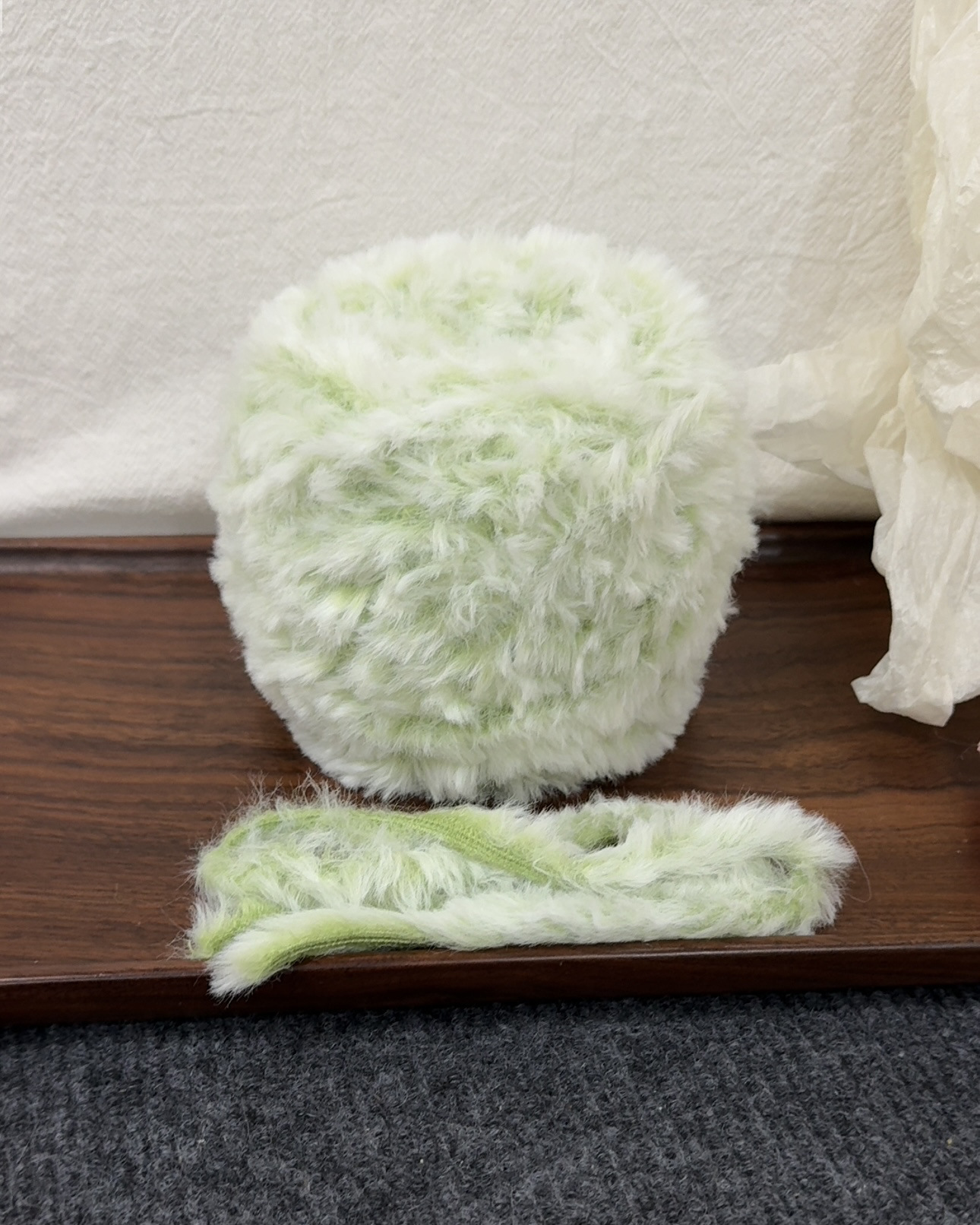 새로운 색상의 녹색 포도는 100g 볼로 제공되며 전체가 녹색이고 끝이 흰색입니다.