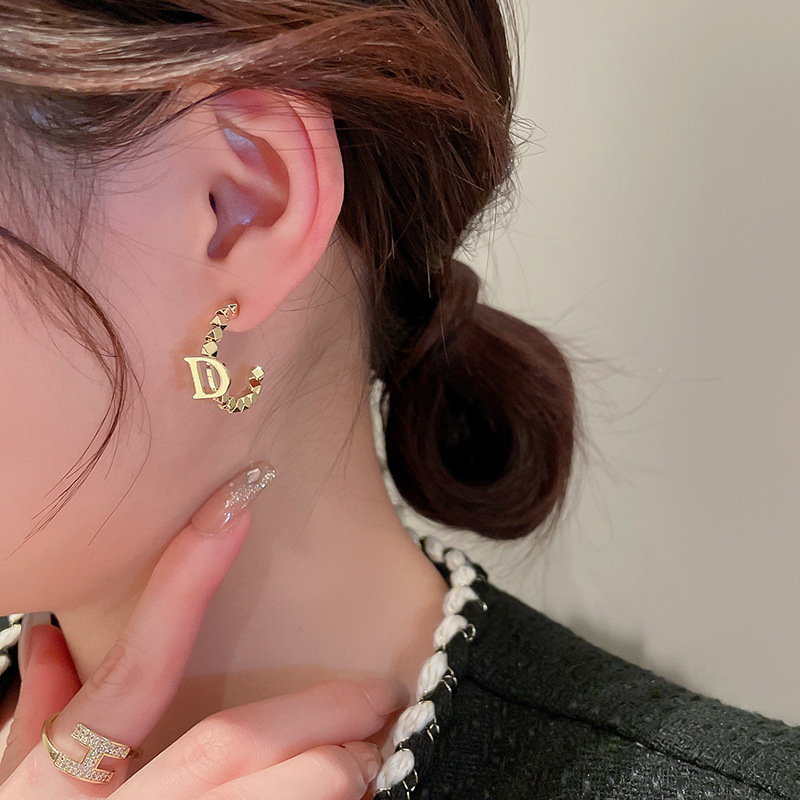 Silberne Nadel-Buchstabennaht, geometrisch mit koreanischem Metallstil, Design-Sense-Ohrstecker, Pendler-Ohrringe für Damen_voghion.com