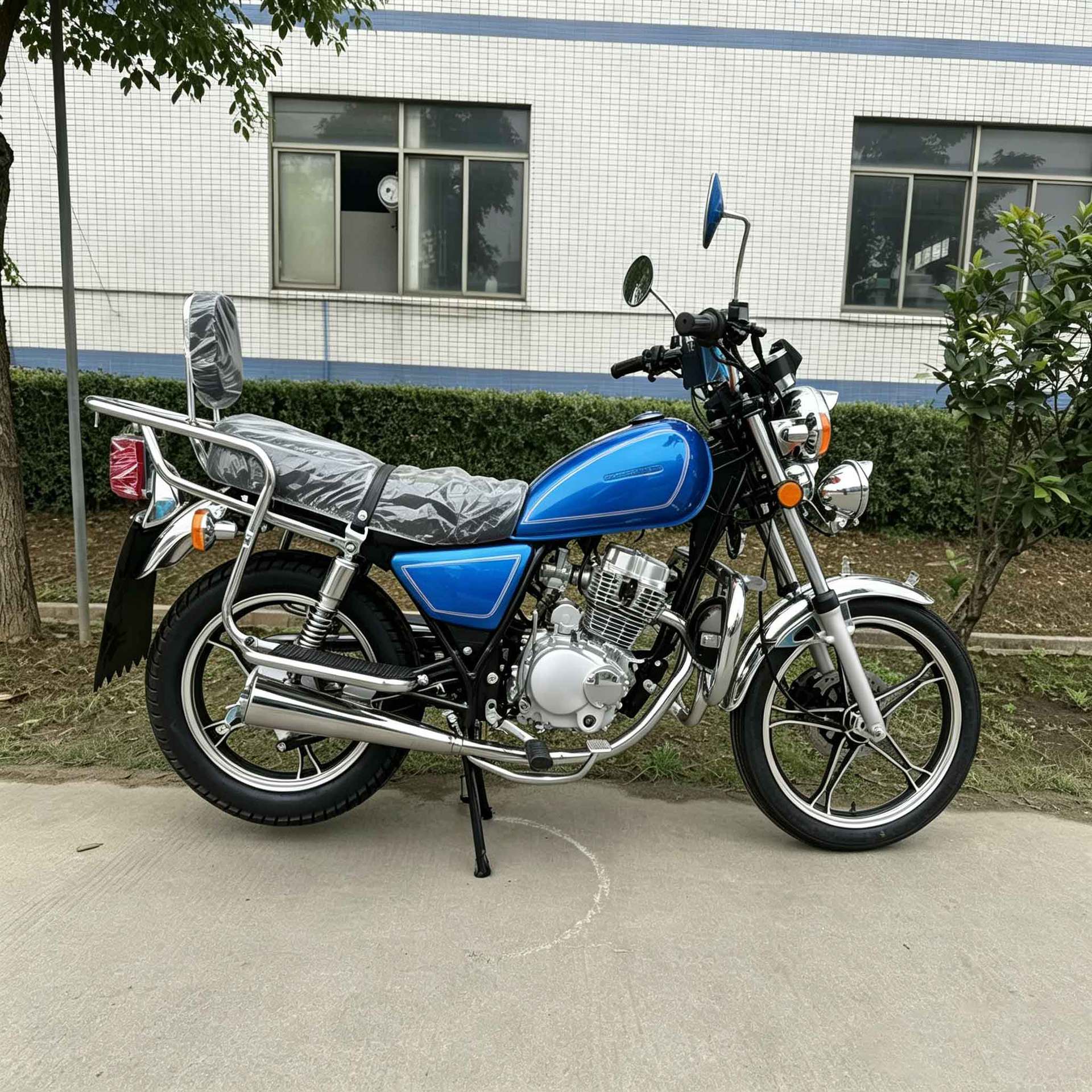 Blue two-wheeled motorcycle with a stylish, dirt-resistant appearance, strong power, low fuel consumption, suitable for African users for cargo transport and commuting