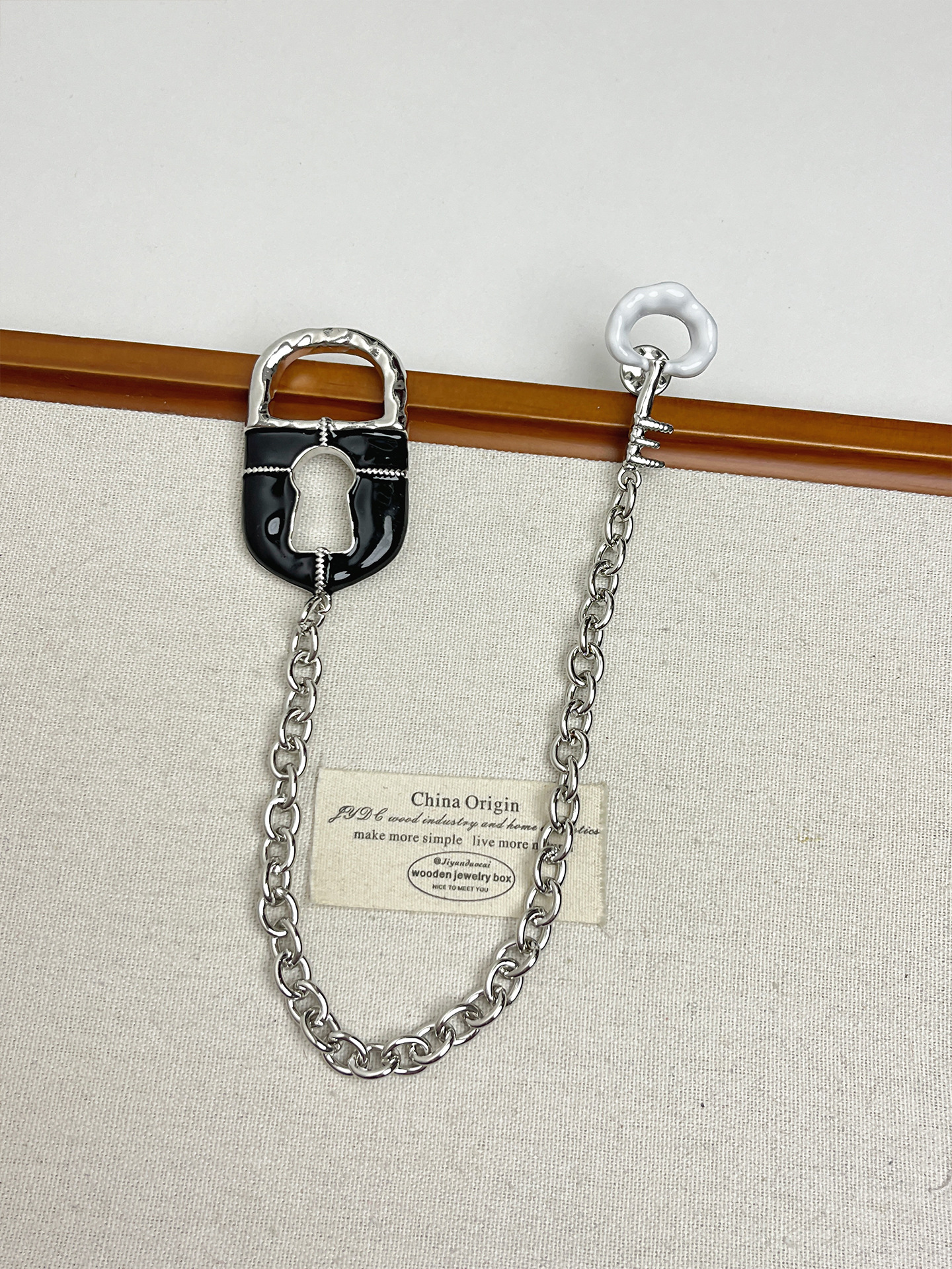 French-Style Vintage Niche Design Enamel Keyhole Chain Tassel Brooch with Unique Personality and Elegant Style