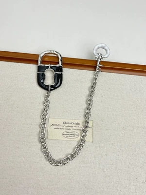 French-Style Vintage Niche Design Yaxa sancaqları - silver-tassel-chain-keyhole-brooch-xz0042