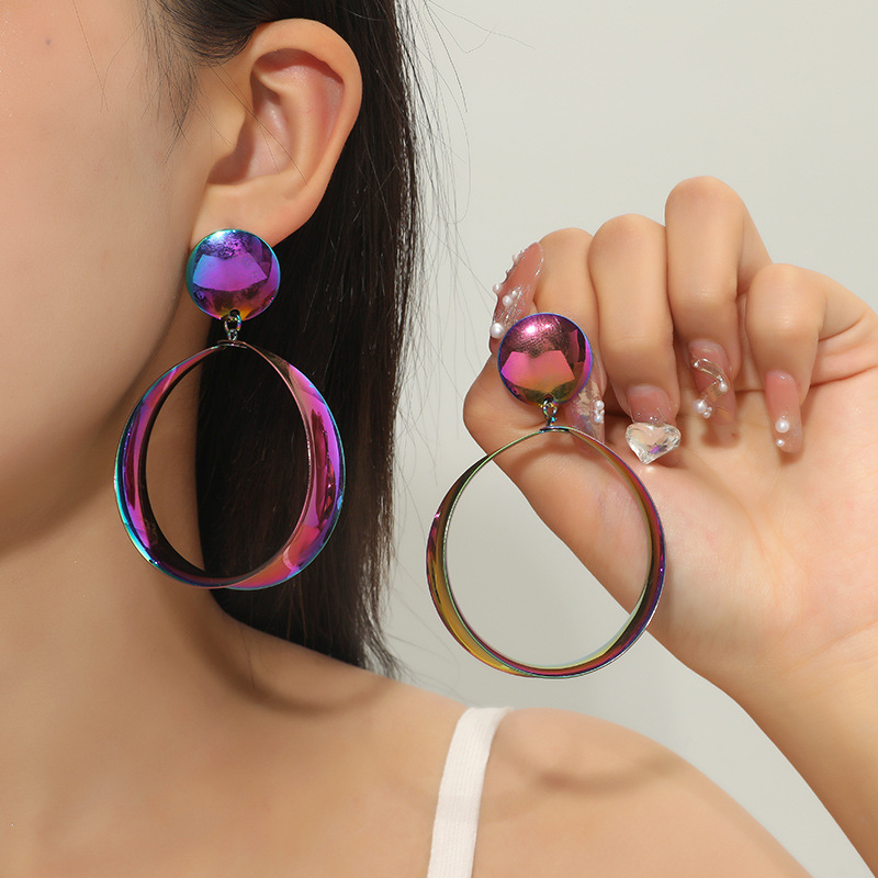 Retro Geometric Hollow Circle Pendant Earrings display picture 4