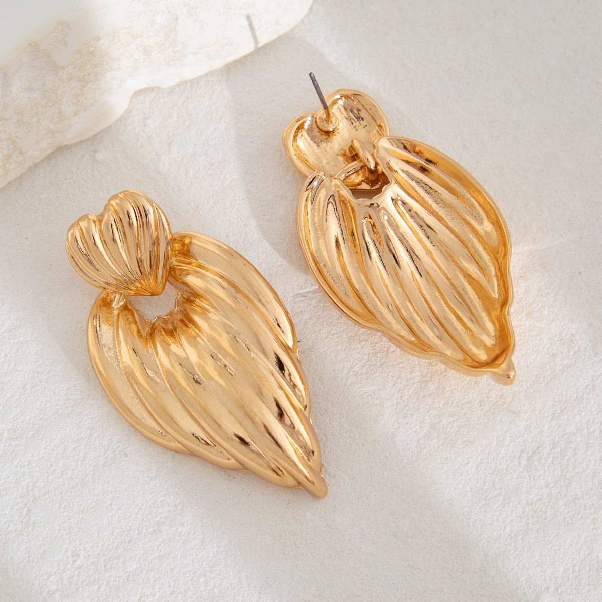 22g Weight Metal Ear Needle Material Drop Earrings, Ear Studs Classification 1 Pair Quantity Holiday, Street Occasion Metal Material Geometric, Heart Shape Pattern All Seasons Season Women's Gender Polished Finish Plating Design Retro, Classic Style Style 1 Pair Retro Classic Style Geometric Heart Shape Plating Metal Drop Earrings Ear Studs 64
