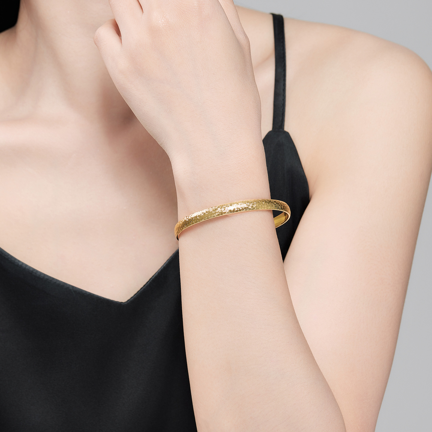 Pulsera Martillada de Nubes Auspiciosas de Aleación Bañado en Oro de 24K