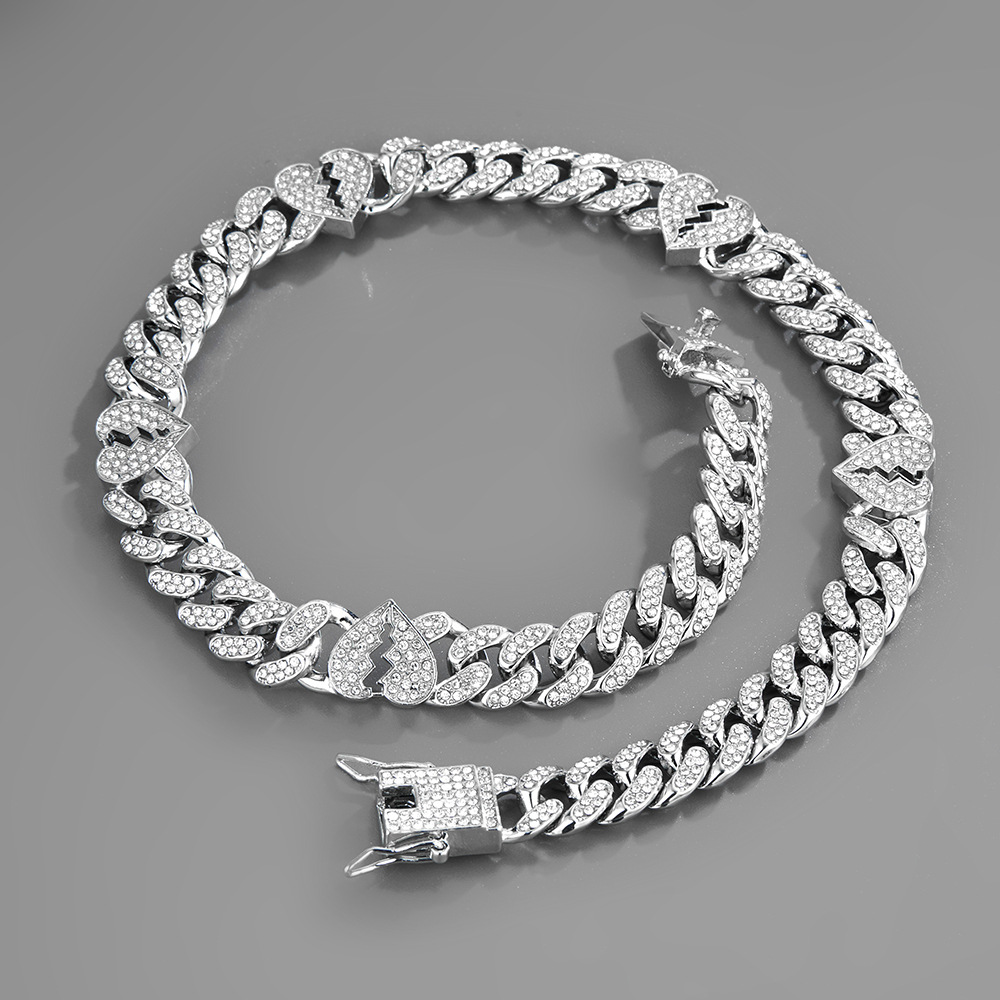 Uomini e donne alla moda con collane fantastiche, accessori rap di street dance, pieni di diamanti, grandi catene d'oro, dorate_voghion.com
