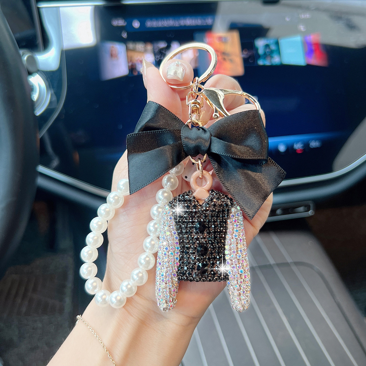 Versión coreana del lazo Llavero de ropa de diamantes completos Llavero de coche de diamantes flash creativo Colgante de bolsa de cadena de perlas de alto brillo