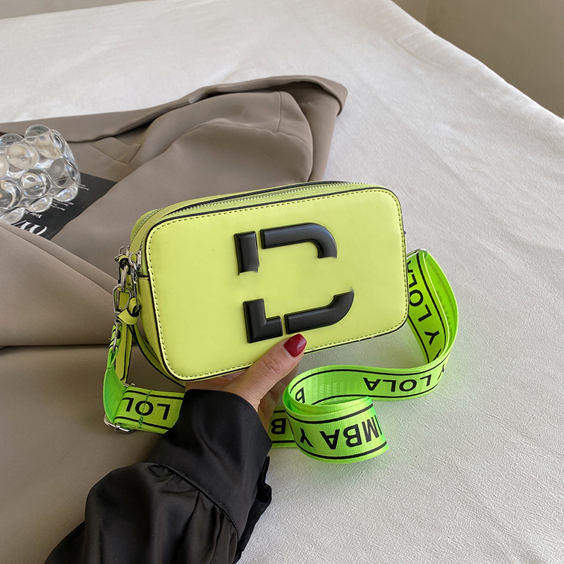 Bolso de hombro transfronterizo tendencia de moda femenina casual todo-fósforo teléfono móvil pequeño bolso cuadrado al por mayor cinturón de hombro ancho bolso de mensajero de color sólido