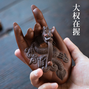 Yixing Purple Sand Tea Pet Has Wealth and Power in His Hands. the Dragon Ornaments Can Be Used to Raise Handmade Sculptures, Tea Sets and Ceramic Crafts