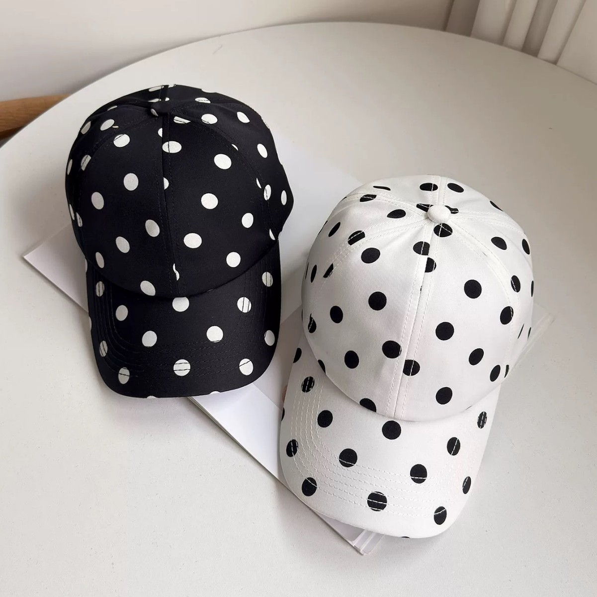 Coreano negro y blanco punto de onda sombrero de lengua de pato mujer sombrero de verano protector solar para mostrar la cara de la marea pequeña sombrero de béisbol casual