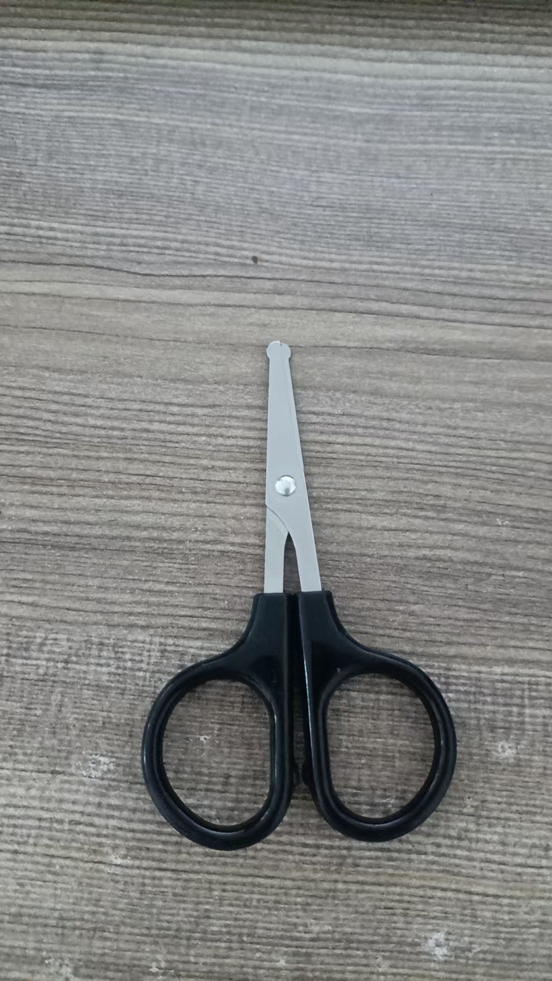 Spot de fábrica al por mayor de acero inoxidable punta redonda tijeras de pelo de nariz cabeza grande para estudiantes corte manual pequeño hogar multiusos