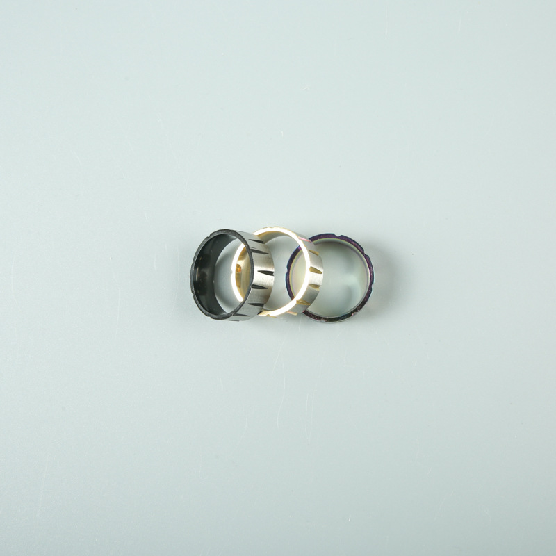 Title 6, Elektroplattierter, farbenfroher Ring aus gebür...