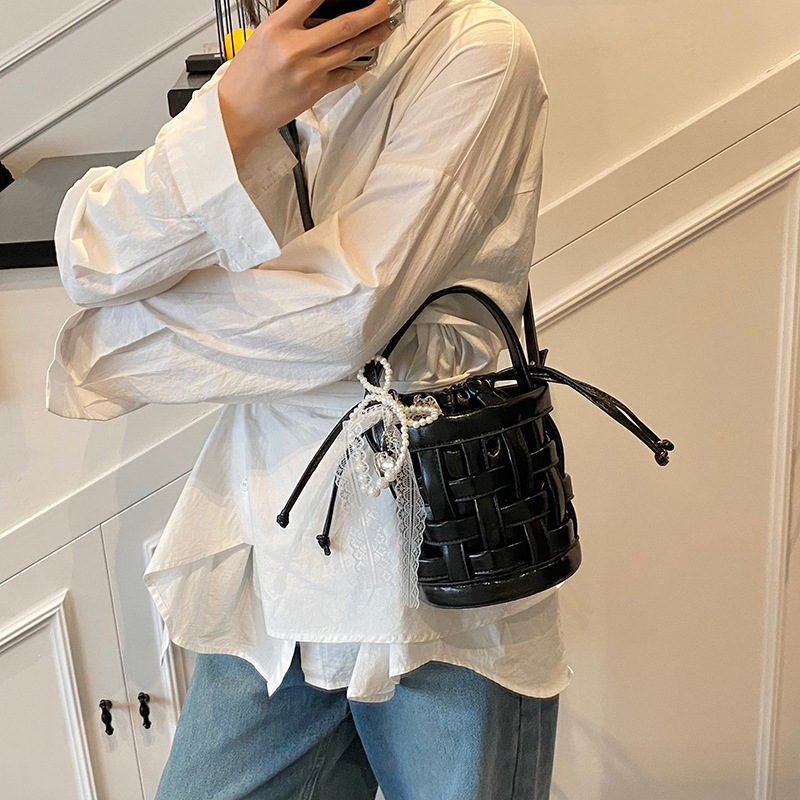 Bolso de mano tejido de nicho para mujer 2025 nuevo bolso de mensajero de moda simple y versátil bolso de verano bolso de cubo