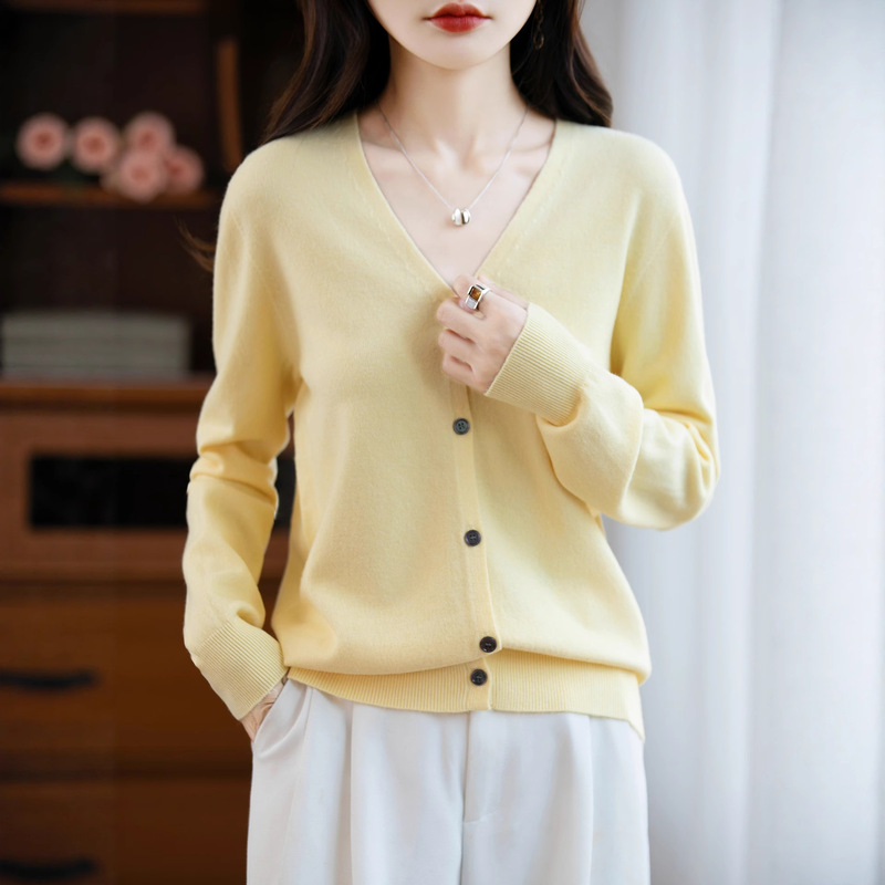 High-Quality Seamless V-Neck Cardigan for Commuting, Seamless Inner Layer with Delicate Texture, Versatile Knitwear for Autumn and Winter High-Quality Seamless V-Neck Cardigan for Commuting, Seamless Inner Layer with Delicate Texture, Versatile Knitwear for Autumn and Winter