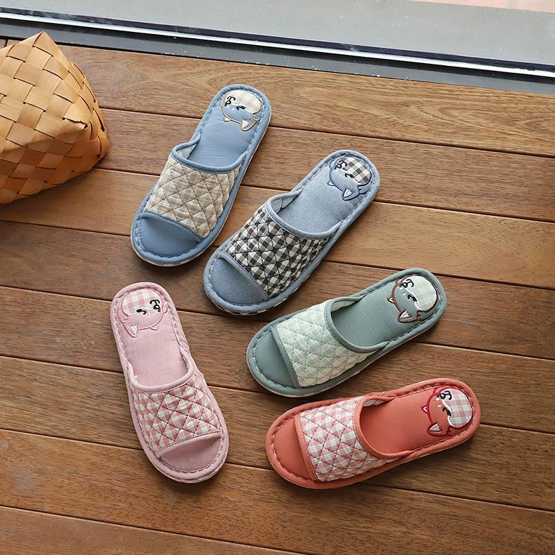 Оптовая продажа трансграничная пара тканых шлепанцев, чтобы наступить на фекалии для мужчин и женщин четыре сезона мультфильм милая собака нескользящая крытая мягкая ткань тапочки