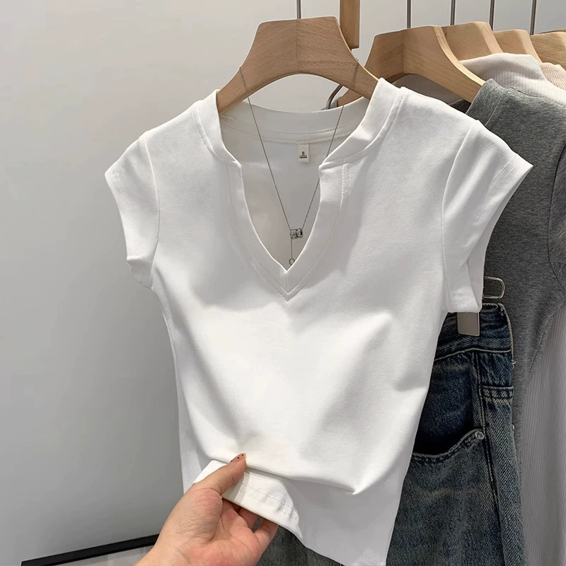 Универсальная утягивающая футболка с v-образным вырезом и короткими рукавами для женщин, лето 2025, новый стиль, короткий модный топ с обычными плечами и облегающей талией.