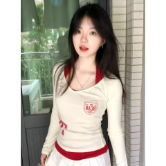 アメリカのギャルスポーツ風vネック長袖tシャツ女性の秋に首のキャミソールを掛けてデザイン感があります。