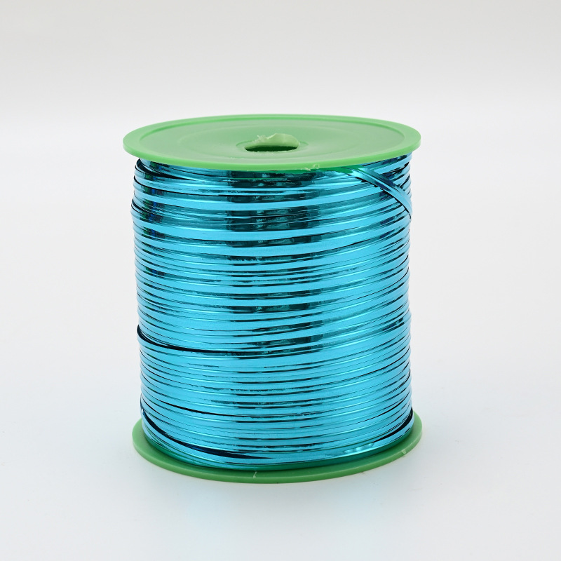 花屋の材料の花の花束を包装して手作りのdiyバラの花を刺します。