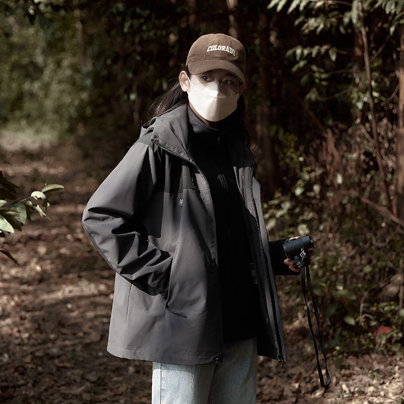 Hombres y mujeres tres en uno al aire libre desmontable a prueba de viento impermeable ropa de trabajo de montaña abrigo caliente logotipo impreso