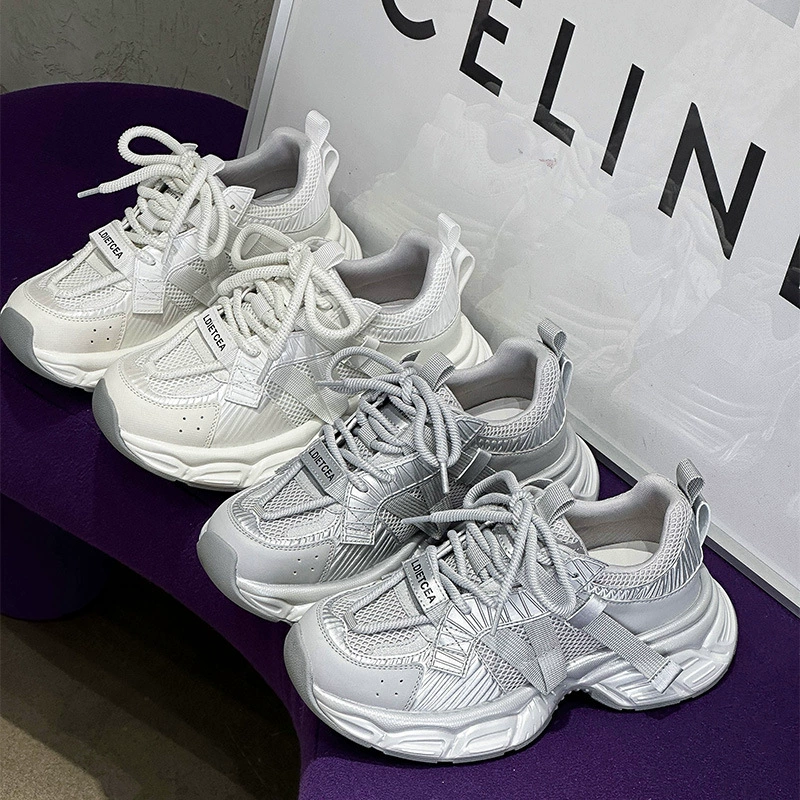 Легкая экстравагантная кожа на европейском вокзале