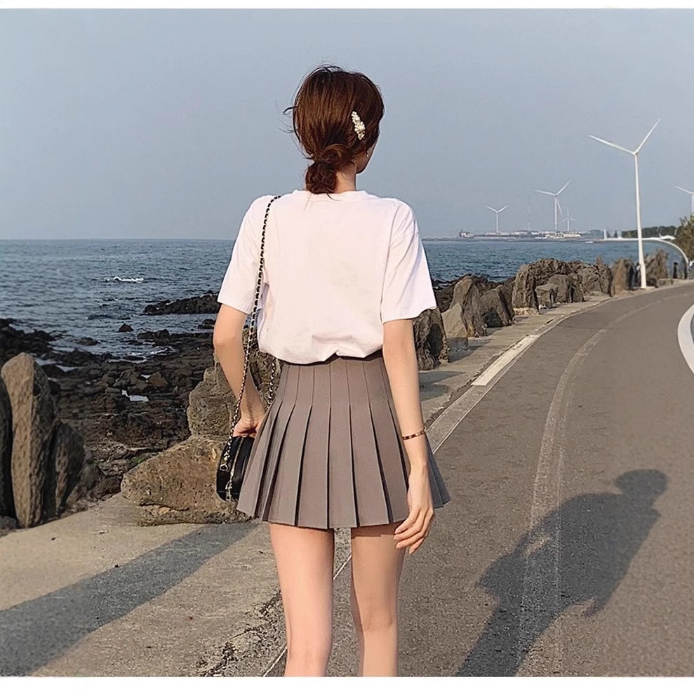 春と夏の小柄なJKスカートの高腰のスカートはやせている白黒のスカートを見せます。