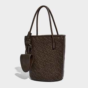 Woven fashionable handheld shoulder bag handmade, universal sophisticated one-shoulder bag, bag strap, light luxury style