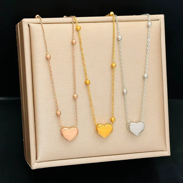 Casual Heart Titanium Steel Necklace Women's Niche Design 18K Gold Clavicle Chain New Neck Necklace Accessories Pendant