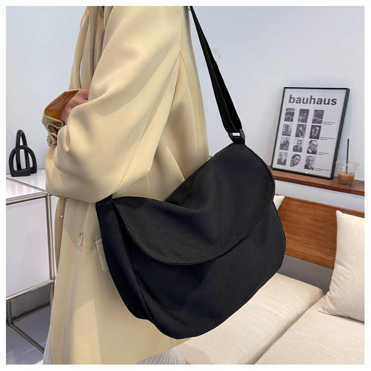 Women's Small Summer Spring Oxford Cloth Solid Color Fashion Dumpling Shape Flip Cover Shoulder Bag display picture 3