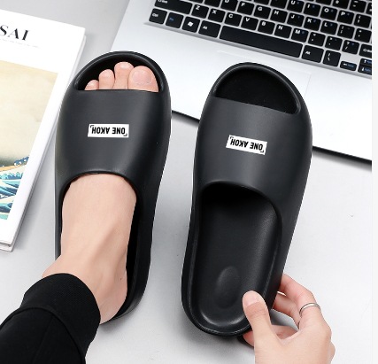 Sandalias y pantuflas de verano para mujer, sensación antideslizante de pisar heces 2025, sandalias deportivas de fondo grueso, estilo de pareja masculina, chanclas caseras