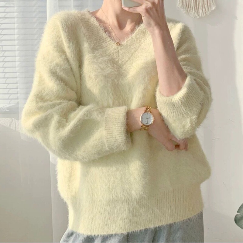 Korean-style faux mink fur sweater for women, thickened for autumn and winter, loose-fitting, with a relaxed and gentle V-neck, soft and comfortable knit top Korean-style faux mink fur sweater for women, thickened for autumn and winter, loose-fitting, with a relaxed and gentle V-neck, soft and comfortable knit top