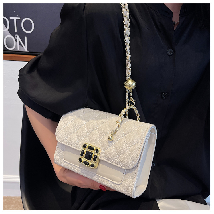 Women's New Spring Rhombus Chain Shoulder Fashion Messenger Small Square Bag 19*14*8cm display picture 2