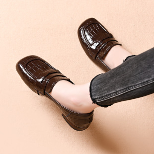 ��ʽâ���^Ӣ���LСƤЬ����r�з��^���eһ�_�ŵ͸�����ЬŮ��Ь