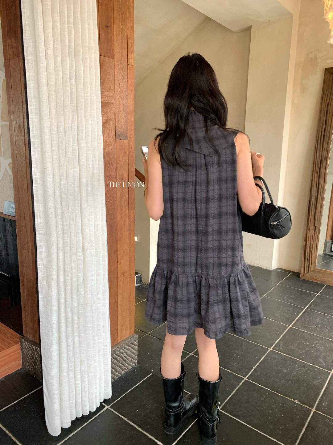 Đầm suông nữ midi họa tiết kẻ ô phong cách học sinh, tay không, viền bèo nhún, thiết kế thanh lịch mùa hè 2026 — kẻ ô chi tiết 21