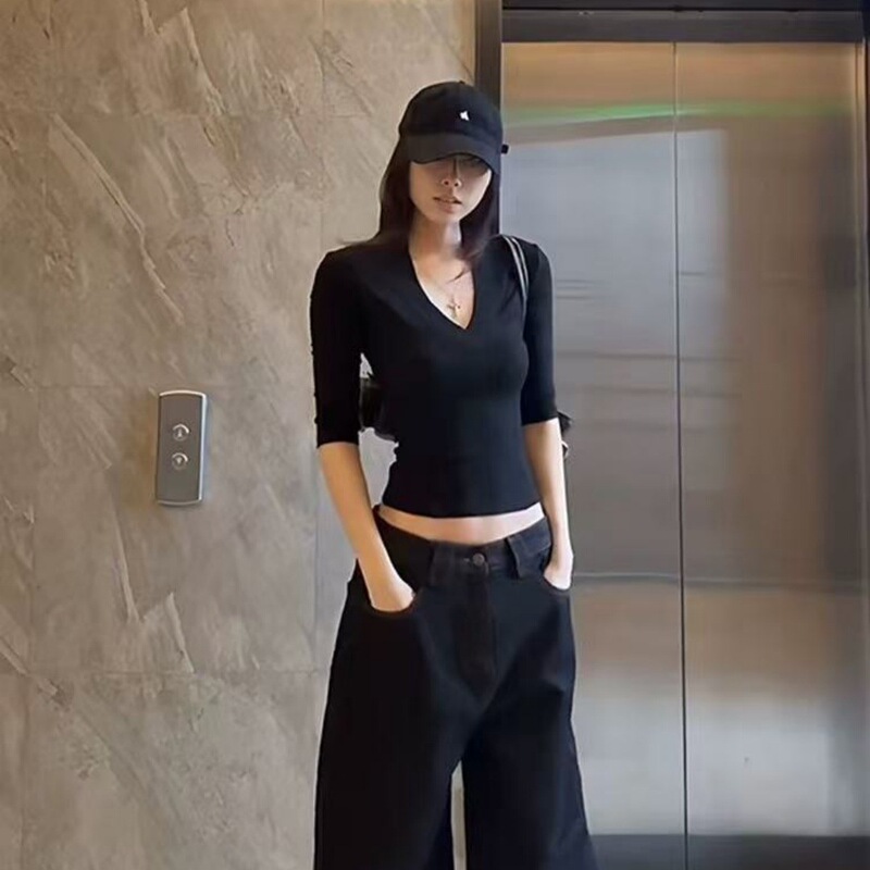 Hot Girl Style V-Neck Black T-Shirt for Women, New Spring/Summer Unique and Chic Slim-Fit Mid-Sleeve Short Top