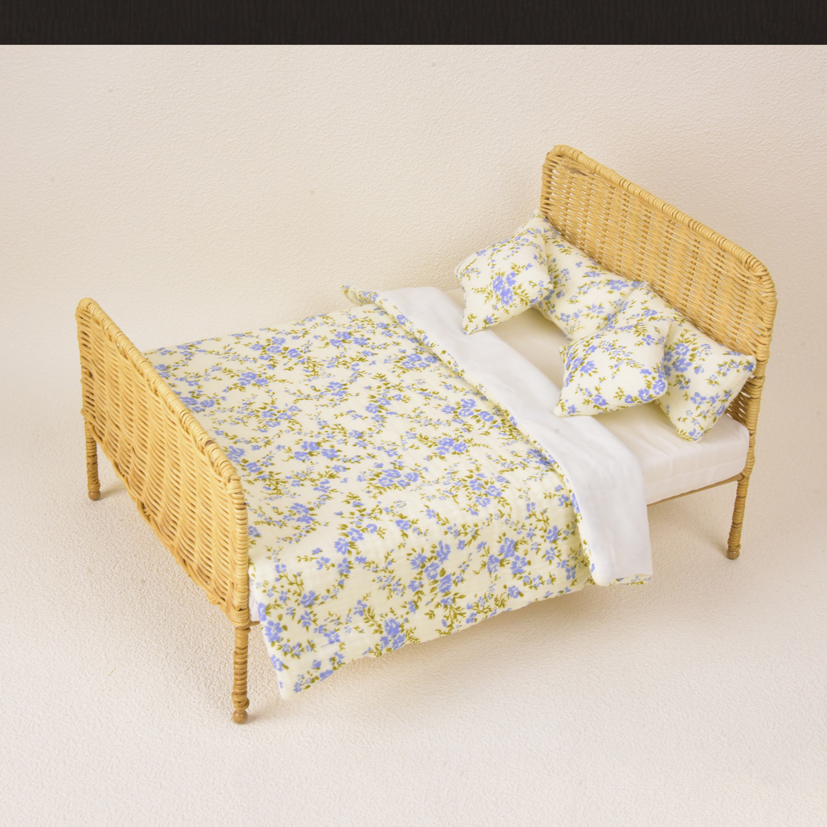 등나무 침대(흰색 배경에 꽃무늬 침구)