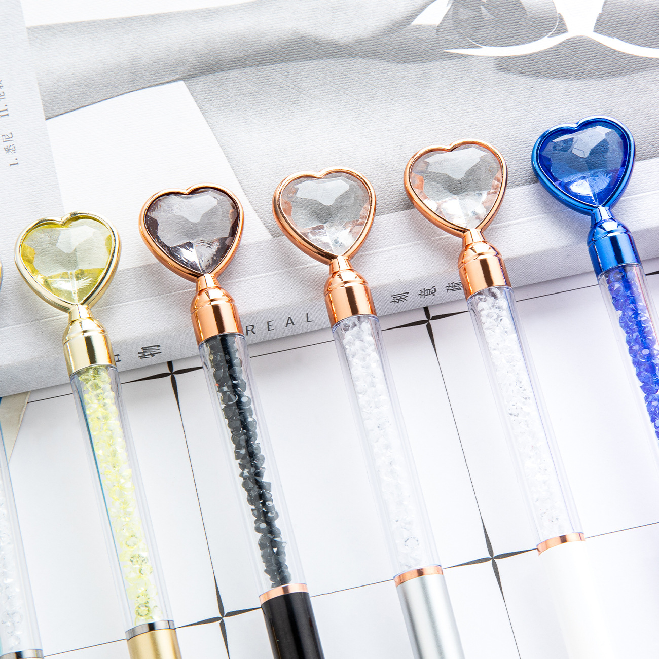 Bolígrafo de plástico amor al por mayor imprimible logotipo hotel publicidad bolígrafo de regalo creativo bolígrafo de cristal multicolor